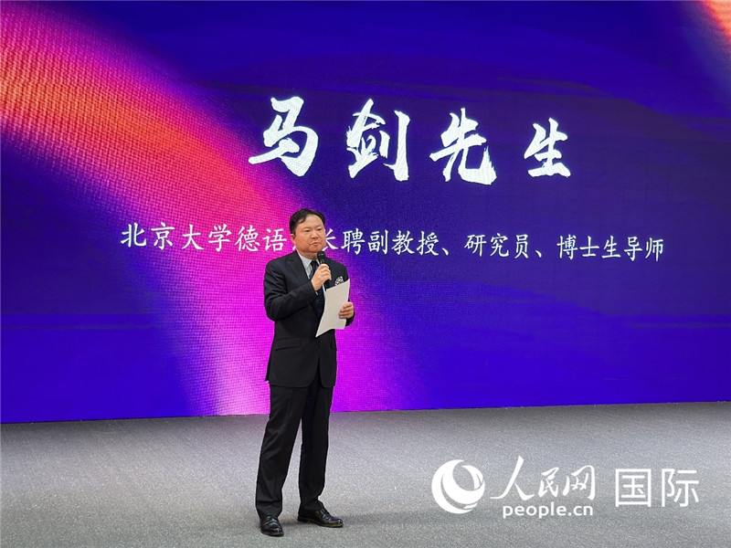 北京大學(xué)德語系長聘副教授馬劍點評學(xué)生表現(xiàn)。（攝影：張麗鷗）