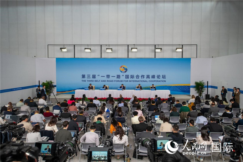 10月16日，第三屆“一帶一路”國際合作高峰論壇新聞中心在北京國家會(huì)議中心舉行首場吹風(fēng)會(huì)，邀請自然資源部國際合作司和相關(guān)單位負(fù)責(zé)人介紹有關(guān)情況，并回答記者提問。人民網(wǎng)記者 翁奇羽攝
