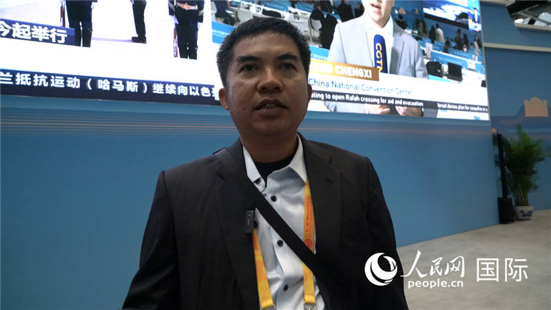 印尼《辛加朗綜合日?qǐng)?bào)》記者班邦·蘇利斯提奧（Bambang Sulistio）與記者交談。人民網(wǎng) 楊春燕攝