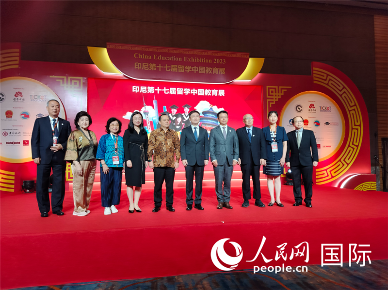 與會(huì)嘉賓合影。人民網(wǎng)記者  李培松攝