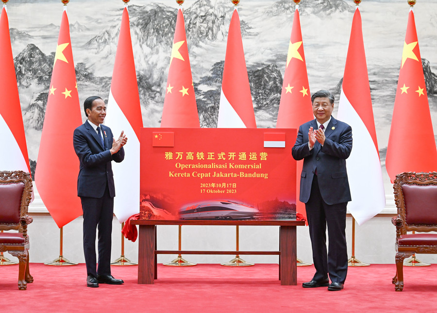 10月17日下午，國家主席習(xí)近平在北京人民大會堂同來華出席第三屆“一帶一路”國際合作高峰論壇并進(jìn)行國事訪問的印度尼西亞總統(tǒng)佐科舉行會談。會談后，兩國元首共同為雅萬高鐵正式開通運營揭幕。