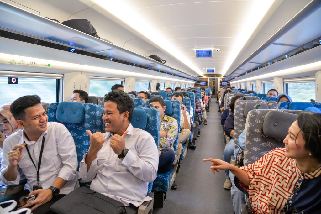 10月17日，乘客在行駛中的雅萬高鐵高速動車組列車車廂內(nèi)交談。