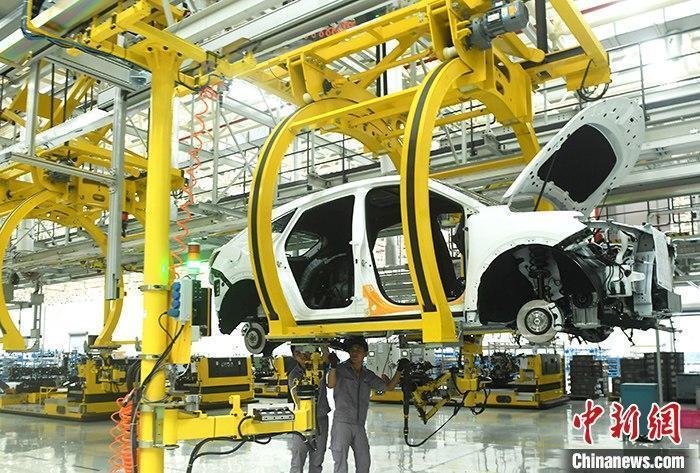 資料圖：汽車生產(chǎn)車間內(nèi)的工作人員正在組裝車輛。 <a target='_blank' href='/'><p  align=