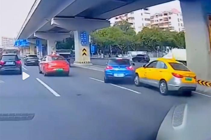 視頻截圖顯示，發(fā)生碰撞的剎那，出租車后方似乎確有車燈點亮。
