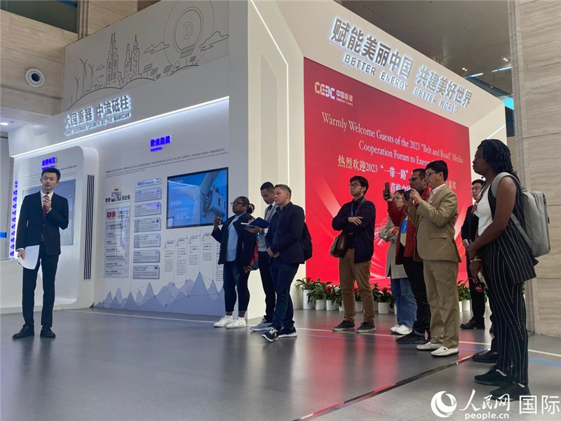 2023“一帶一路”媒體合作論壇聯(lián)合采訪團(tuán)參訪中國能建。人民網(wǎng)記者 于洋攝