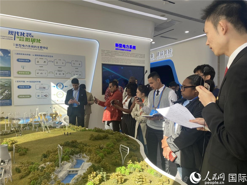 2023“一帶一路”媒體合作論壇聯(lián)合采訪團(tuán)參訪中國能建。人民網(wǎng)記者 于洋攝