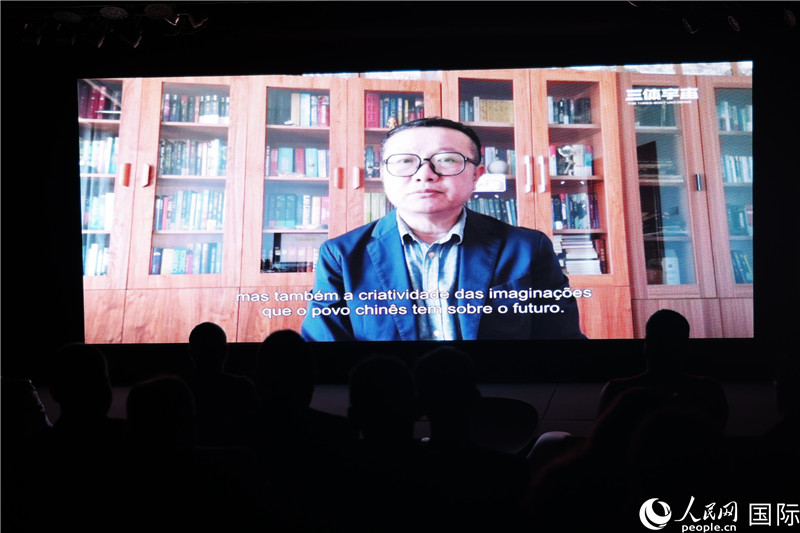 長篇小說《三體》作者劉慈欣通過視頻致辭。 人民網(wǎng)記者 時元皓攝