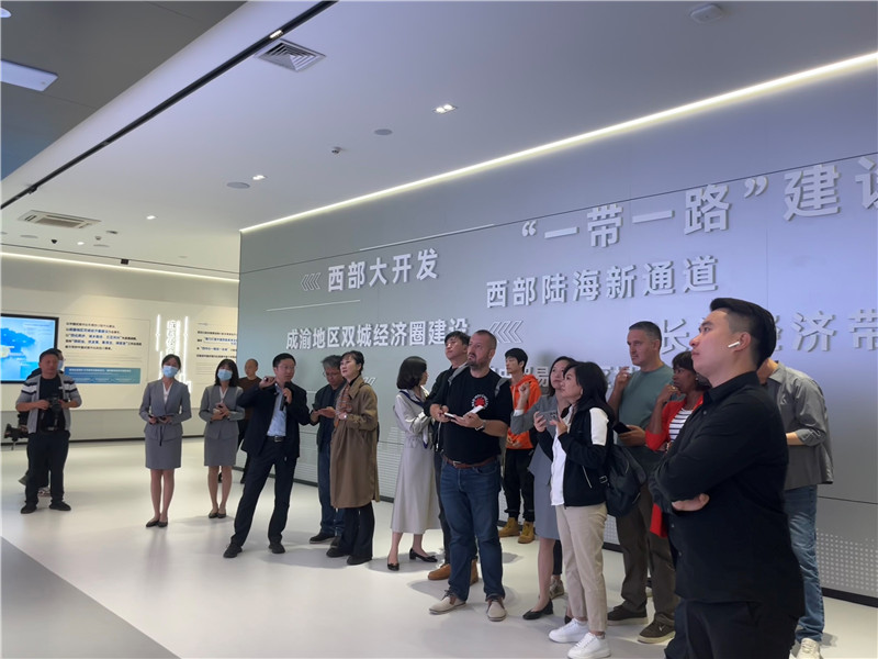 （成都國(guó)際鐵路港展廳，中外記者邊聽邊記，了解成都國(guó)際鐵路港運(yùn)行情況 趙橙涔攝