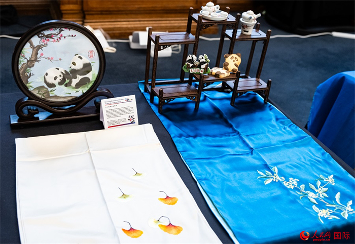 活動(dòng)現(xiàn)場(chǎng)的現(xiàn)場(chǎng)文創(chuàng)展、互動(dòng)體驗(yàn)區(qū)、非遺區(qū)展示。人民網(wǎng) 郭錦標(biāo)攝