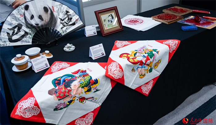 活動(dòng)現(xiàn)場(chǎng)的現(xiàn)場(chǎng)文創(chuàng)展、互動(dòng)體驗(yàn)區(qū)、非遺區(qū)展示。人民網(wǎng) 郭錦標(biāo)攝
