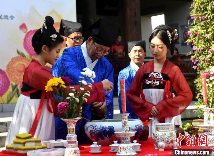 資料圖：圖為傳統(tǒng)重陽祭酒儀式。　呂明 攝