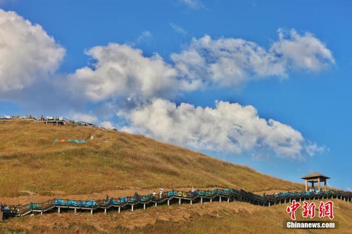 資料圖：圖為江西武功山高山草甸旁的登山步道，游客在登山。 劉力鑫 攝