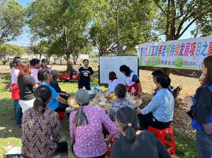 10月23日，廣東韶關(guān)農(nóng)村的互助養(yǎng)老探索，結(jié)合仁化縣董塘鎮(zhèn)新龍村的重陽節(jié)活動，將村支書、婦女主任、項目管理人員、新龍村助老員、村民志愿者、健康熱心的老人聚集在一起。 受訪者供圖