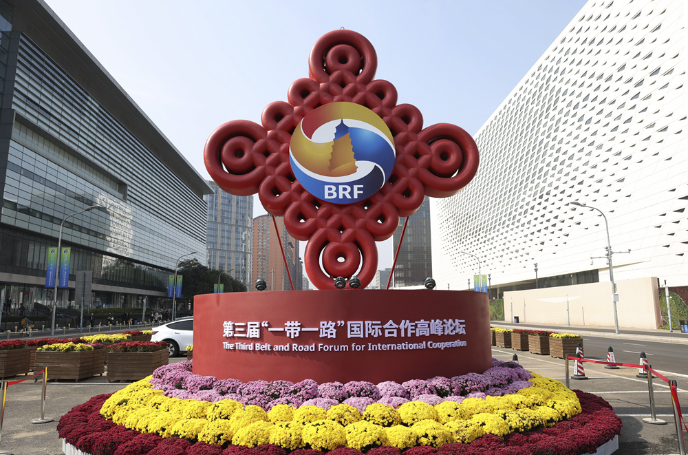 這是在北京國家會議中心附近拍攝的“一帶一路”國際合作高峰論壇景觀布置（2023年10月17日攝）。新華社記者 陳斌 攝