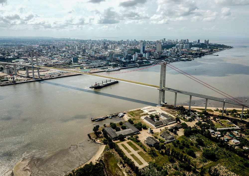 這是2019年4月8日在莫桑比克首都馬普托拍攝的馬普托大橋（無人機(jī)照片）。新華社記者 張宇 攝