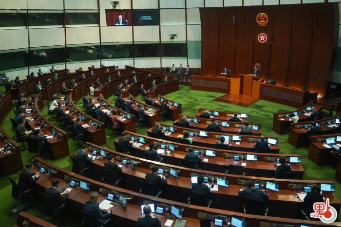 李家超在立法會(huì)宣讀新一份施政報(bào)告。圖片來源：香港“點(diǎn)新聞” 麥鈞杰 攝