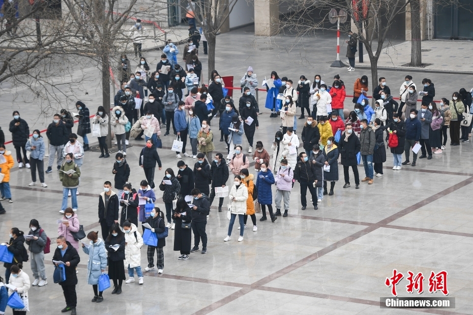 11月28日，山西省太原市，考生排隊等候入場。當日，中央機關(guān)及其直屬機構(gòu)2022年度考試錄用公務(wù)員公共科目筆試舉行。<a target='_blank' href='/'><p  align=