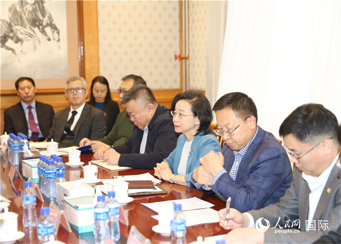 1.2023年10月30日，沈敏娟（右三）大使與中企代表座談。人民網(wǎng)記者 霍文攝