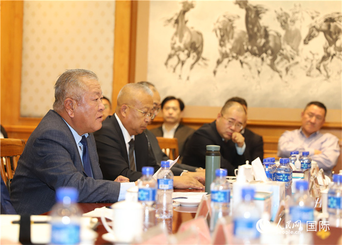 2.2023年10月30日，張義波（左一）會長匯報(bào)商會工作情況。人民網(wǎng)記者 霍文攝