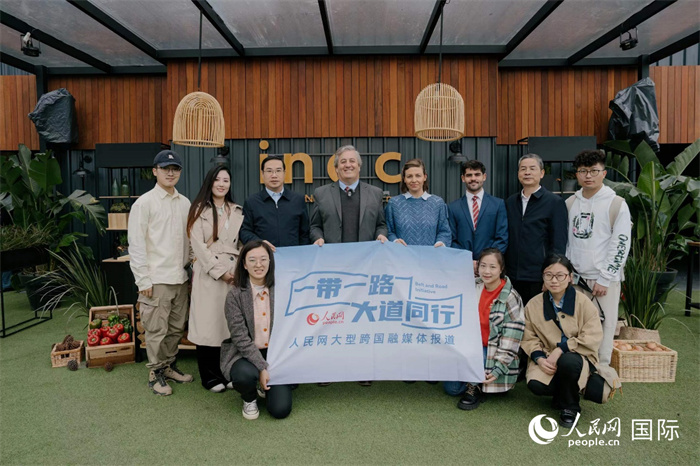 在烏拉圭第118屆普拉多牧農(nóng)業(yè)國際博覽會上，烏拉圭國家肉類協(xié)會主席與人民網(wǎng)記者合影。人民網(wǎng)記者 張若涵攝