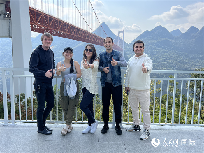 歐亞國家記者在壩陵河大橋下合影，并給大橋“點(diǎn)贊”。人民網(wǎng) 花放攝