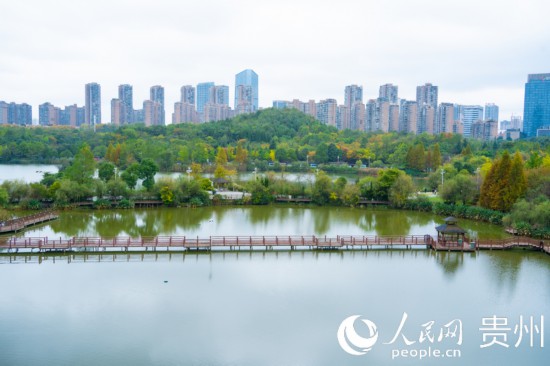 秋日時節(jié)，觀山湖公園景色美不勝收。人民網(wǎng) 陽茜攝
