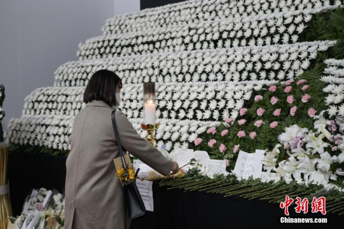 當(dāng)?shù)貢r(shí)間11月1日23時(shí)45分許，韓國(guó)民眾在位于首爾廣場(chǎng)的集體焚香所悼念梨泰院踩踏事故遇難者。 <a target='_blank' href='/'><p  align=