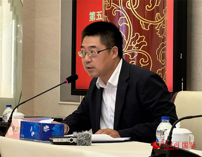 10月31日，歐美同學會副秘書長滕劍峰在第五屆中法文化論壇媒體吹風會上講話。（人民網 謝瑩攝）