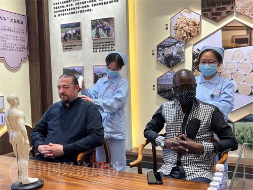   （外媒記者爭先恐后體驗艾灸，直呼神奇。中國經(jīng)濟周刊記者 郭志強 攝）