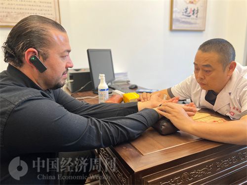   （外媒記者走進中醫(yī)堂，問診中醫(yī)名師。中國經(jīng)濟周刊記者 郭志強攝）