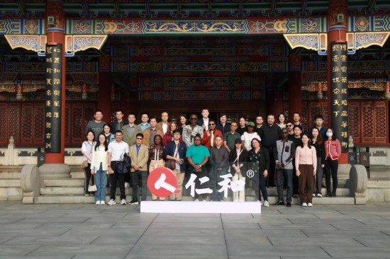 2023“一帶一路”媒體合作論壇聯(lián)合采訪團參觀仁和集團。（受訪者供圖）