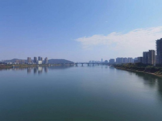 　　10月24日，在清水塘大橋景觀通道上拍攝的湘江景色。本報記者 常雯宜攝