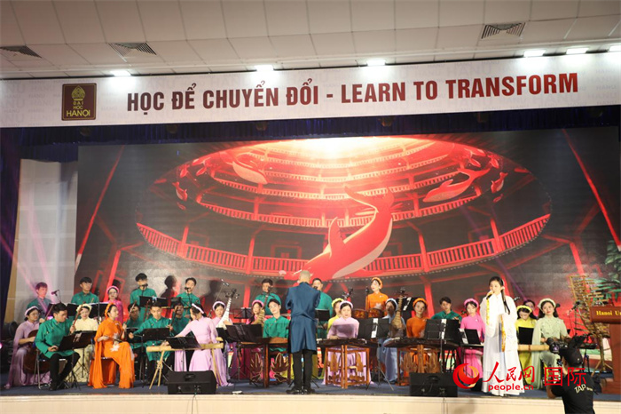越南新活力民族樂(lè)團(tuán)的藝術(shù)家在進(jìn)行演奏。人民網(wǎng)記者楊曄攝