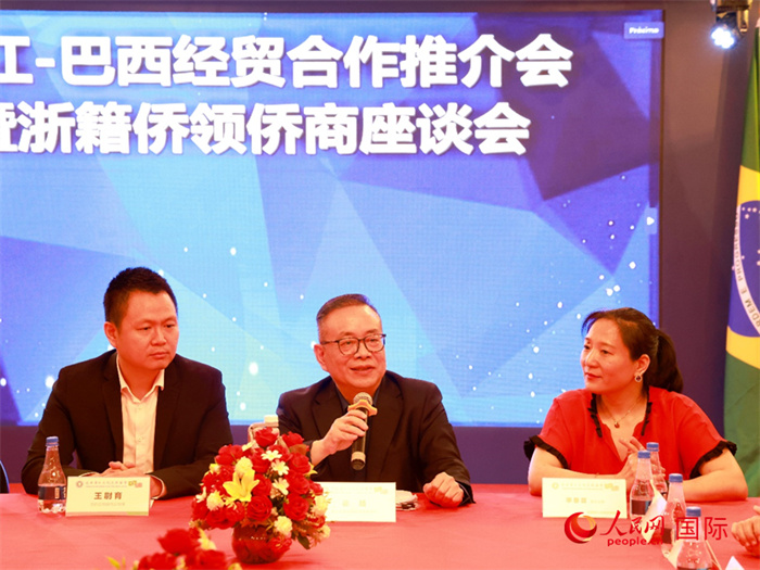 浙江海外聯(lián)誼會(huì)常務(wù)副會(huì)長徐旭（中）和與會(huì)僑領(lǐng)僑商座談。人民網(wǎng)記者 陳海琪攝