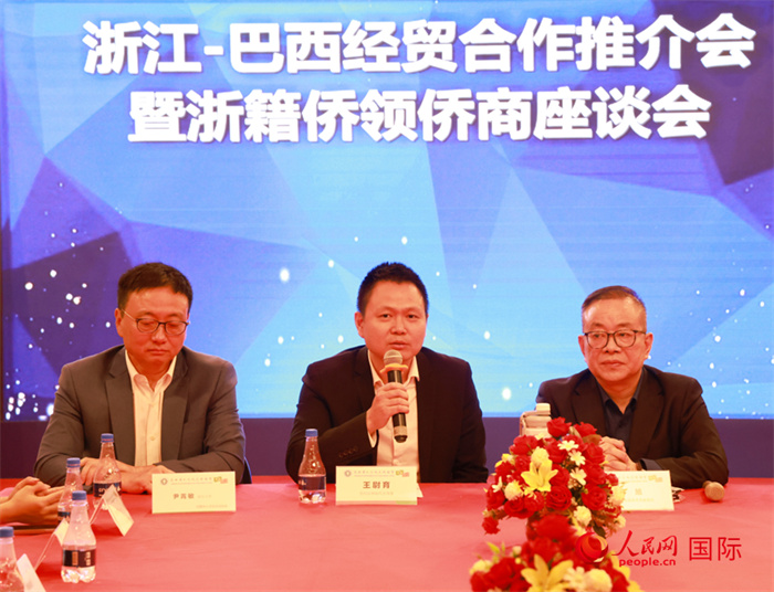 中國駐里約代總領(lǐng)事王尉育（中）在活動(dòng)中致辭。人民網(wǎng)記者 陳海琪攝