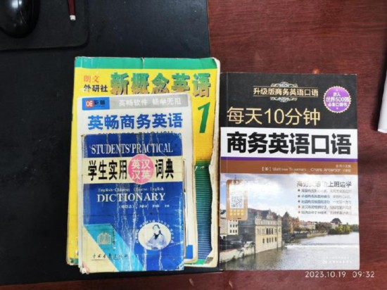   胡振興學習英語所用的資料。（圖片由受訪者提供）