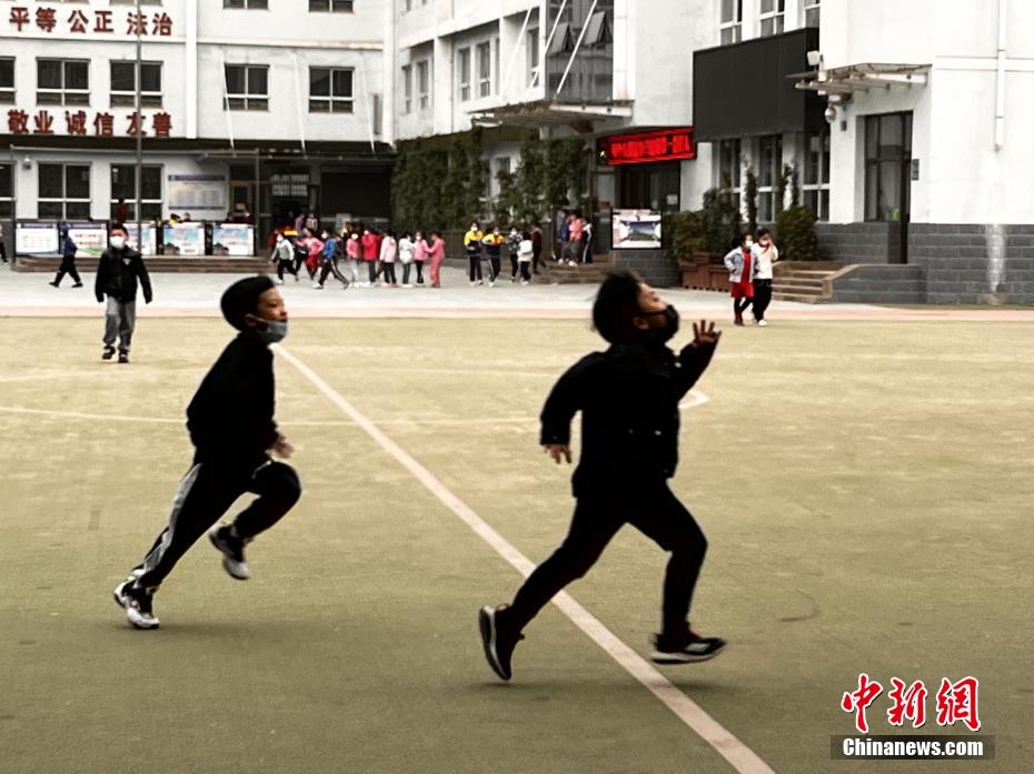 資料圖：學(xué)生們在課間玩耍。
