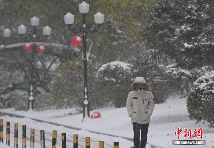 圖為市民在雪中出行。 <a target='_blank' href='/' ><p  align=