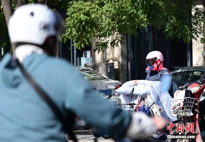 石家莊街頭，市民紛紛穿上厚厚的外套“捂”裝前行。 <a target='_blank' href='/'><p  align=