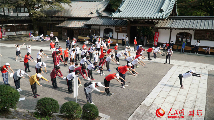 開跑前，中日青少年一起做熱身運(yùn)動。人民網(wǎng) 蔣曉辰攝