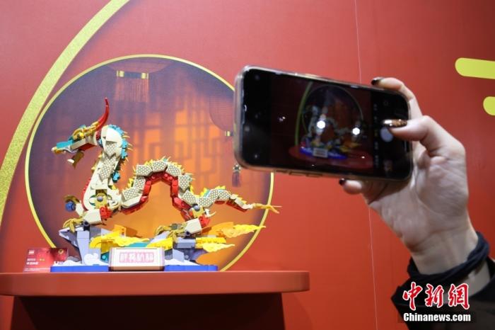 第六屆中國國際進口博覽會舉行，消費品展區(qū)展出以生肖龍為題材的中國元素產(chǎn)品。<a target='_blank' href='/'><p  align=