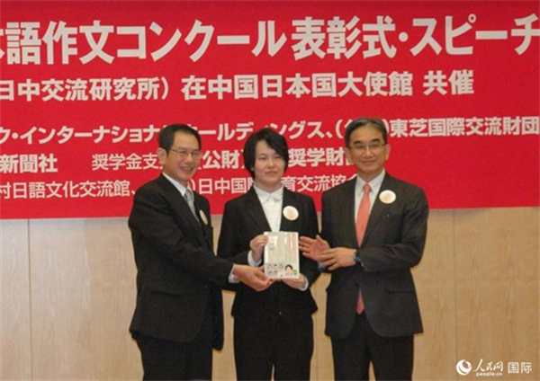 日本駐華大使垂秀夫（右一）、日本僑報社總編輯段躍中（左一）和趙志琳同學(xué)合影留念。人民網(wǎng)記者 陳建軍攝