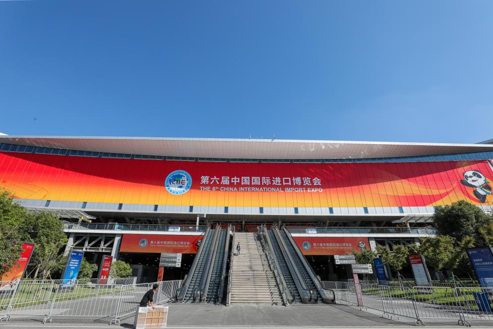 這是第六屆進(jìn)博會(huì)場(chǎng)館國(guó)家會(huì)展中心（上海）外景（2023年11月2日攝）。新華社記者 辛夢(mèng)晨 攝