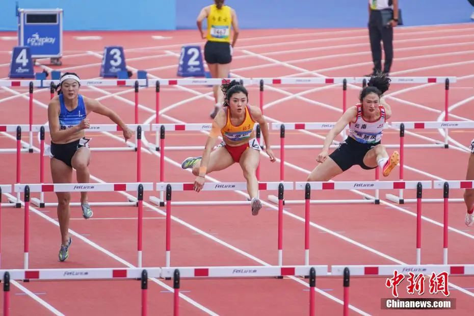 第一屆全國學生(青年)運動會田徑女子大學乙組100米欄決賽中，吳艷妮輕松奪冠。圖為吳艷妮在比賽中。陳冠言 攝