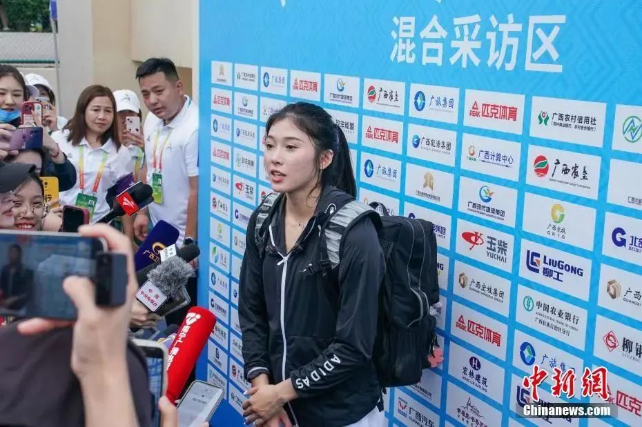 圖為吳艷妮在10日比賽結束后接受媒體采訪。陳冠言 攝