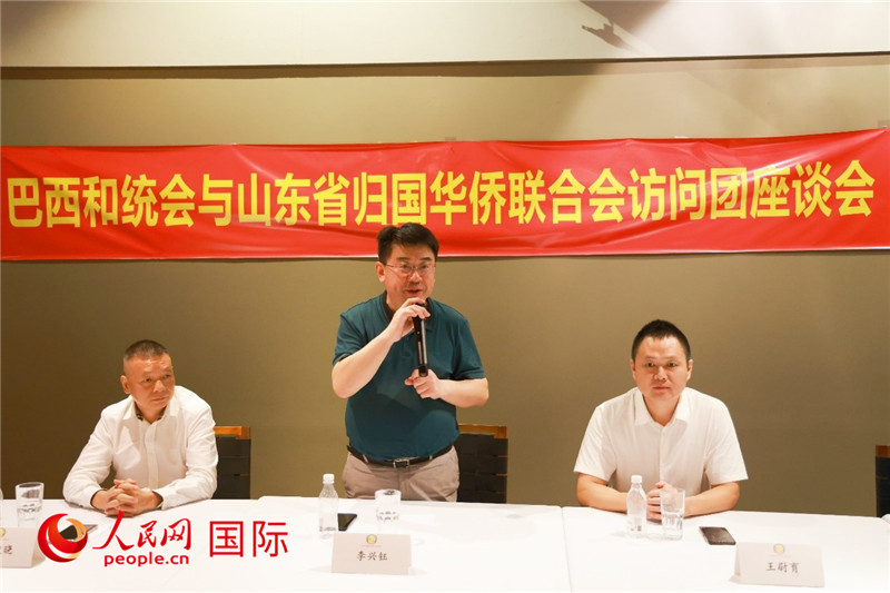 中國僑聯(lián)副主席、山東省僑聯(lián)主席李興鈺（中）在座談會上致辭。人民網(wǎng)記者 陳海琪攝