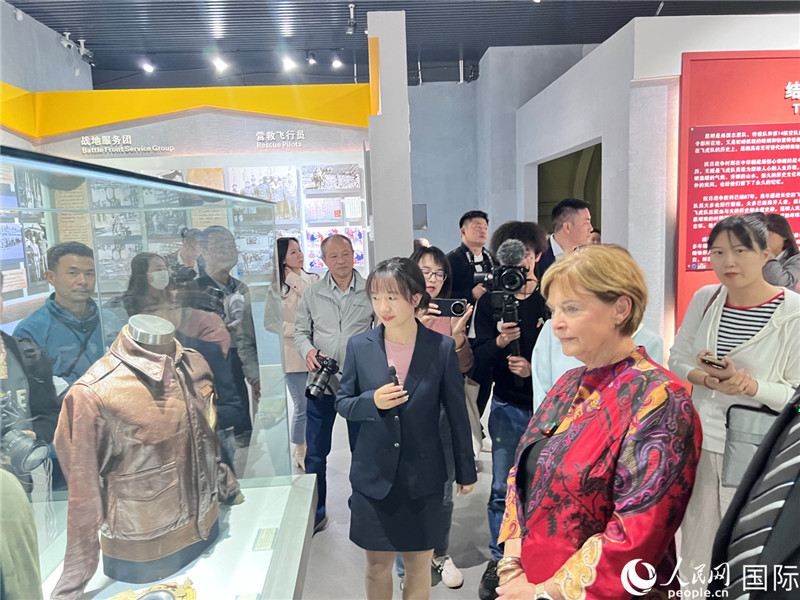 飛虎隊指揮官陳納德將軍外孫女嘉蘭惠（右）在參觀昆明市博物館展示的文物。人民網(wǎng) 趙瞳攝