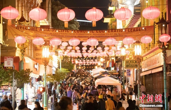 當(dāng)?shù)貢r(shí)間11月10日，美國(guó)舊金山唐人街夜市人頭攢動(dòng)。亞太經(jīng)合組織(APEC)第三十次領(lǐng)導(dǎo)人非正式會(huì)議將在舊金山舉行，當(dāng)?shù)靥迫私钟?jì)劃舉辦包括夜市在內(nèi)的多場(chǎng)活動(dòng)，以吸引與會(huì)者、游客和市民的光顧。<a target='_blank' href='/'><p  align=