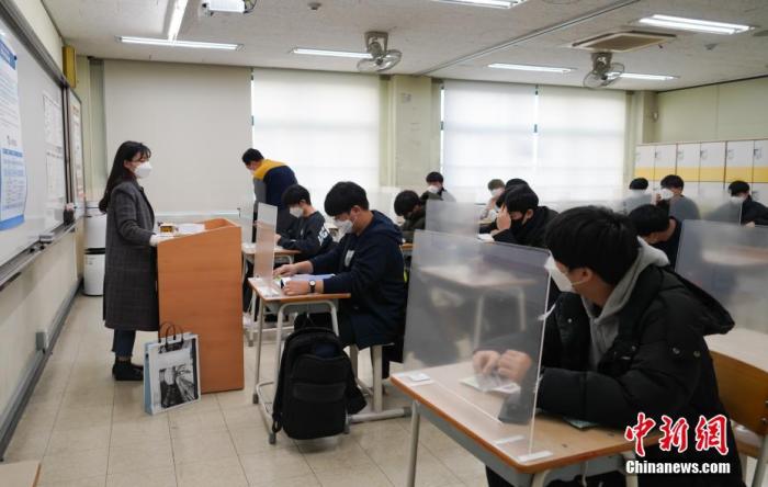 12月3日，延遲近一個(gè)月的韓國高考舉行。據(jù)韓國教育部消息，今年考生約49.34萬人，創(chuàng)歷史最低紀(jì)錄。圖為在首爾某考點(diǎn)內(nèi)，考桌上設(shè)有隔板。