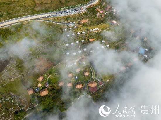 航拍掩映在晨間薄霧中的“花都里·化屋野奢度假營地“。人民網(wǎng) 陽茜攝